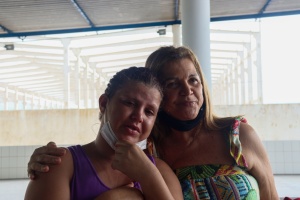 Charlyanna Messias ao lado da diretora da escola, Roxana Araújo. Foto: Julita Bittencourt (estafiária)/Ascom Semed