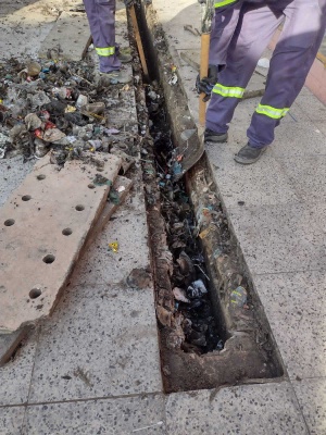 Cerca de quatro toneladas de lixo foram retiradas na Rua do Comércio. Foto: Ascom Seminfra