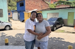 Patricia Graciano e Rosângela Silva, moradoras da Grota do Aterro.    Foto: Ascom Seminfra