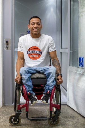 Kauan Marques tem 18 anos e é jogador de basquete (Foto:Célio Júnior/Secom Maceió)