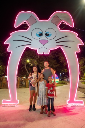 Éder Barros e a esposa Lívia vieram acompanhados da pequena Júlia e Lara, de 8 e 6 anos, e também do pet, a Luna