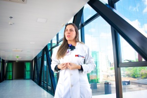 Laís Brito, enfermeira supervisora do SCIRAS, Epidemiologia e Imunização do Hospital da Cidade, destaca a importância das ações de prevenção e controle de infecções para a segurança dos pacientes e profissionais de saúde. Foto: David Silas/Ascom Maceió Saúde