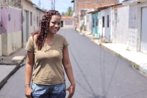 Moradores comemoram asfalto novo no Frei Damião. Foto: Júnior Bertoldo / Secom Maceió