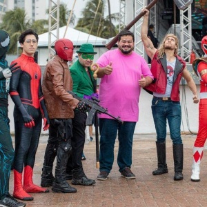 O presidente da FMAC, João Hugo Lyra, acopanhado de cosplay. Foto: Célio Júnior / Secom Maceió