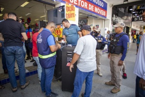 Equipamento apreendido estava invadindo o espaço público e com emissão de som acima do permitido. Foto: Allan Cesar/SECOM Maceió