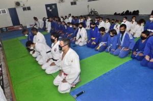 O guarda municipal e sensei Iran Cândido leva os ensinamentos do judô para os novos 172 alunos. Foto: Arquivo pessoal