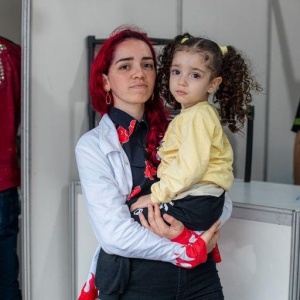 Ana Menezes acompanhada da pequena Alícia. Foto: Célio Júnior / Secom Maceió