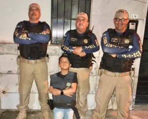 Guilherme ficou emocionado ao ver os agentes de segurança na festa de aniversário. Foto: Ascom Semscs