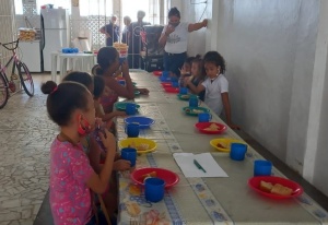 Lanche da garotada depois de participação em oficina. Foto: Cras Área Lagunar