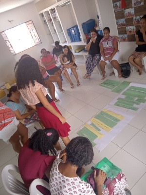 Usuárias do Cras participaram da construção de cartazes e do mural com fotos. Foto: Cras Cidade Sorriso
