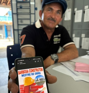 Barbosa feliz em mostrar que tem uma nova profissão. Foto cortesia