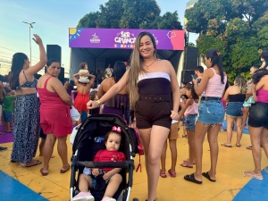 Kaline levou a filha Ágata para aproveitar a festa das crianças.