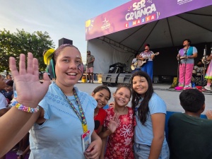 A jovem Andressa aproveitou a tarde entre amigos com muita música e animação. Foto: Beto Macário/Secom Maceió