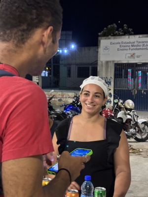 A comerciante e empresária Natália garante que não sobram acarajés no fim do dia. Foto: Vinícius Rocha