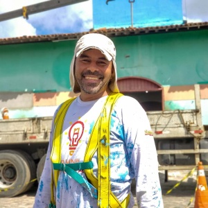 Artista visual, Rafael Santos, realiza a pintura da torre do relógio do Mercado do Artesanato (Foto: Tatiane Gomes/Ascom Semtabes)