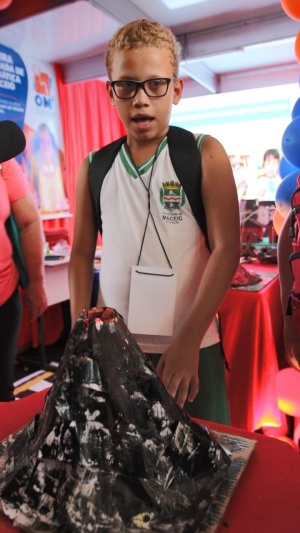 Um dos alunos a apresentar o projeto dos vulcões. Foto: Hilderlan Oliveira