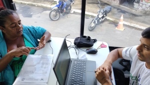 Adriana Victor da Silva veio solicitar visita domiciliar para atualizar dados.Foto: Ascom Semdes