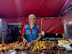 Ambulante desde a infância, Maria Simone trabalha ao lado da família e comemora o movimento nas vendas.
