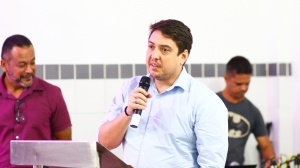 Secretário de Educação, José Neto, esteve presente na cerimônia e parabenizou os estudantes. Foto: Natália Luiza/Ascom Semed