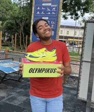 Por conta da dedicação e foco: Rian Douglas ganhou um par de tênis dos professores e alunos da Academia do Povo. Foto: Secom Maceió