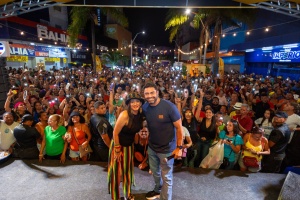 Luana do Reggae e o presidente da FMAC, Myriel Neto, celebram a força da cultura alagoana ao lado do público. Foto: Higor Vinícius/Ascom FMAC