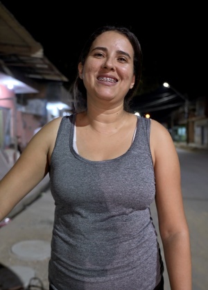 Juliana comemorou chegada da iluminação porque pôde voltar a ficar na porta de casa