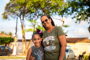 Roseane Melo participou com a neta do Ser Criança É Massa no Benedito Bentes e destacou a importância de eventos voltados à infância. Foto: Diogo Canuto/Secom Maceió