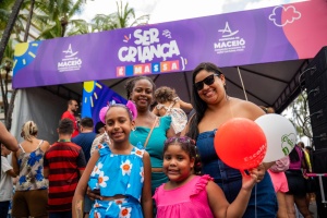Aline Santos comemorou o Dia das Crianças com a filha e sobrinhas na Ponta Verde, durante mais uma edição do Ser Criança É Massa. Foto: Diogo Canuto/Secom Maceió