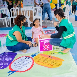 Equipe de Educação Ambiental e Sustentabilidade explicando sobre os resíduos. Foto: Hilderlan Oliveira
