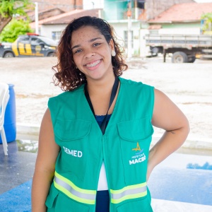 Estudante de biologia, Dâmaris Soares, assistente na ação. Foto: Hilderlan Oliveira