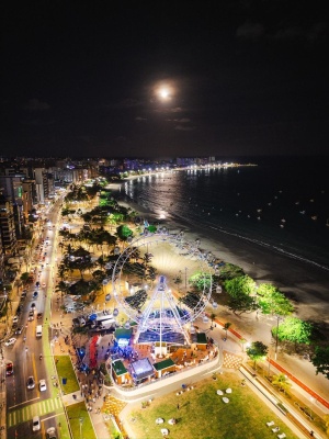 Vista aérea da orla da Pajuçara e Roda Maceió. Foto: Secom Maceió