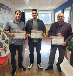 Assessor de Mobilidade, Glauco Andrade, e os agentes Carlos Moura e Eduardo Marques participaram do curso. Foto: SMTT