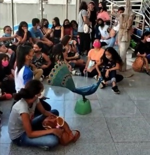 Estudantes prestigiam exposições artísticas. Foto: Cortesia