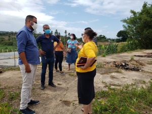 Equipe da Diretoria de Abastecimento vistoria área que vai abrigar nova feira no Rio Novo (Foto: Ascom Semtabes)