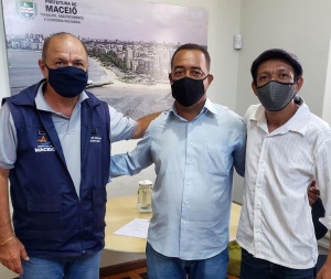 Secretário Carlos Ronalsa se reúne com representantes da associação de moradores do Jardim do Horto. Foto: Ascom Semtabes