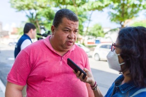 O coordenador geral da UVZ, Marcos Vasconcellos, informa que a vacinação superou as expectativas. Foto: Gabriel Moreira