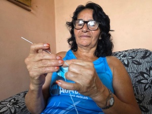 Além de hobby, o crochê se tornou um complemento à renda da aposentadoria de Dona Iara. Foto: Beto Macário