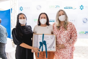Diretora-geral da UPA Trapiche, Flavia Pontes (eq), com a secretária municipal de Saúde, Célia Fernandes, na entrega do Certificado de Acreditação. Foto: Edvan Ferreira/Secom Maceió