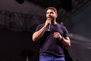 O presidente da FMAC, Myriel Neto, aproveitou o momento para agradecer a presença do público e contar que Filhos de Gandhy será uma das atrações da Festa das Águas. Foto: Higor Vinícius/Ascom FMAC