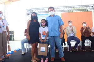 Mãe de Nicolly, Núbia de Freitas, acompanhada pelo secretário de educação Elder Maia Foto: Arquivo Pessoal