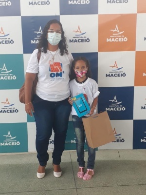 Coordenadora Sandra Guimarães e a aluna Nicolly. Foto: Arquivo Pessoal