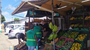 Moradores e comerciantes do entorno foram orientados a deixar o local limpo e organizado. Foto: Ascom Sudes