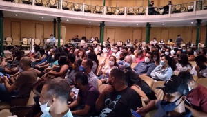 Cerca de 100 estudantes prestigiaram o espetáculo de teatro