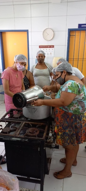 Maria Eliene junto com outras alunas da oficina. Foto: cortesia