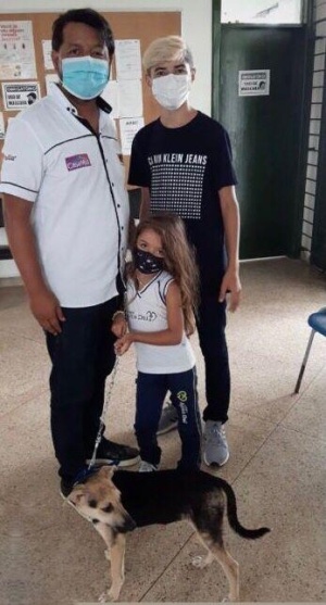 Bruno Eduardo com seus filhos e pet, novo integrante da família. Foto: Ascom GGI Causa Animal