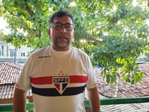 Acácio André é permissionário do Mercado da Produção e comercializa frangos (Foto: Ascom Semtabes