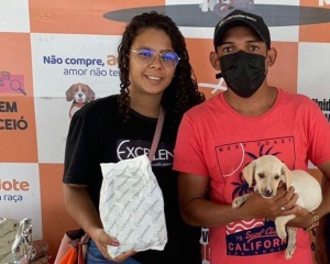 Fernando Souza acolheu um cão filhote. Foto: Assessoria GGI-Causa Animal