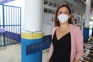 Gestora pedagógica, Rozana Melo, acompanhou a abertura da exposição. Foto: Jamerson Soares / Ascom Semed