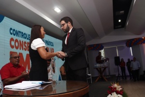 Conselheira escolar em contato com o secretário Municipal de Educação, Rogério Lima. Foto: Pedro Farias
