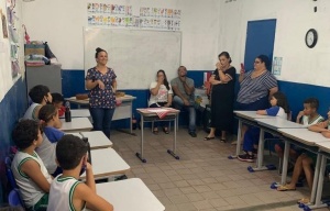 Professora Larissa Estevão discursando sobre o momento de reconhecimento dos alunos destaques. Foto: cortesia